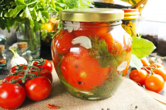 Lightly salted tomatoes with garlic in a jar