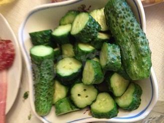 Lightly salted cucumbers with sugar dry method