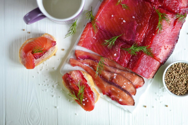 Gravlax of salmon with beetroot