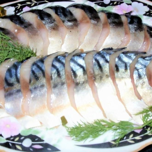 Spicy mackerel with frozen garlic