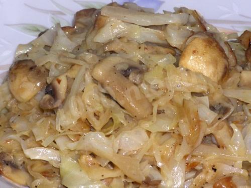 Cabbage salted with mushrooms and carrots