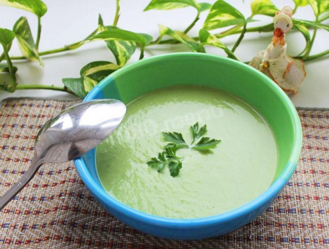 Broccoli puree soup with cream