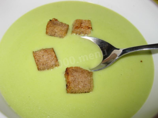 Green pea soup with yolks