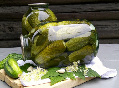 Pickled crispy cucumbers without sterilization for winter