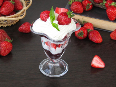 Dessert Strawberries with cream