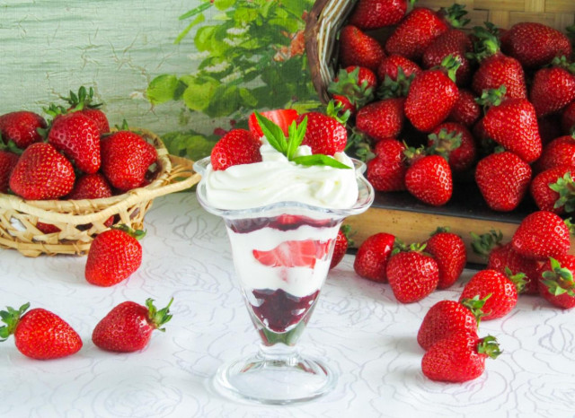 Dessert Strawberries with cream