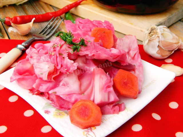 Pickled cabbage with beetroot and garlic quick