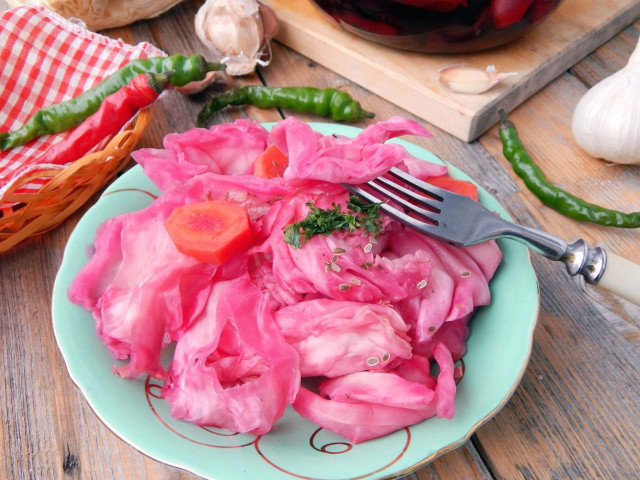 Pickled cabbage in large chunks with beetroot