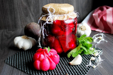 Marinate garlic with beetroot