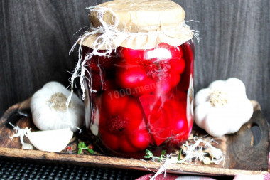 Marinate garlic with beetroot