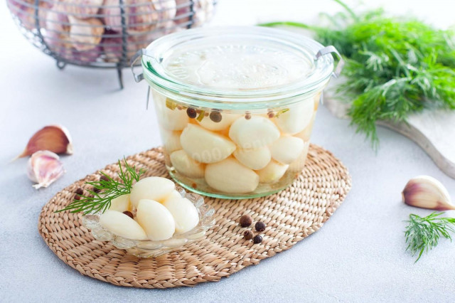 Pickled garlic for winter without vinegar