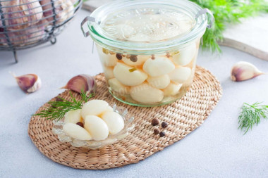 Pickled garlic for winter without vinegar