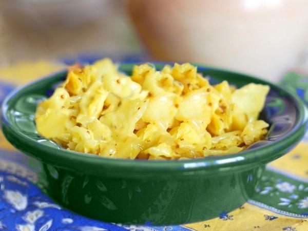 Pickled cabbage with turmeric