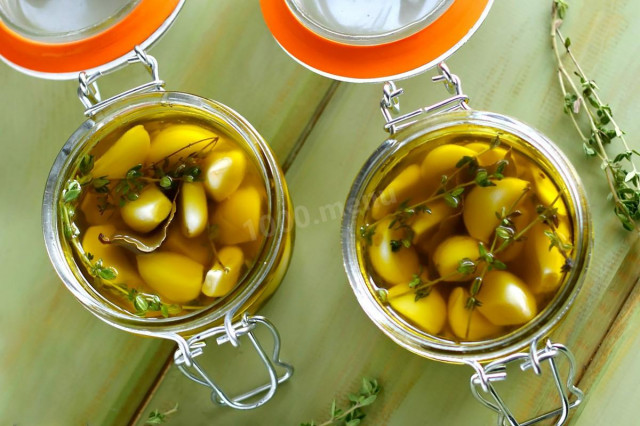 Garlic pickled with oil
