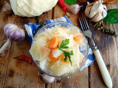 Cabbage pickled with slices of instant cooking