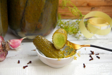 Crispy pickled cucumbers with citric acid for winter