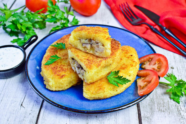 Potato zrazy with mushrooms in a frying pan