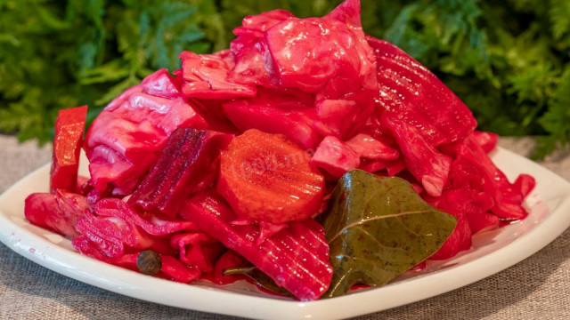 Pickled cabbage with beetroot for winter without sterilization