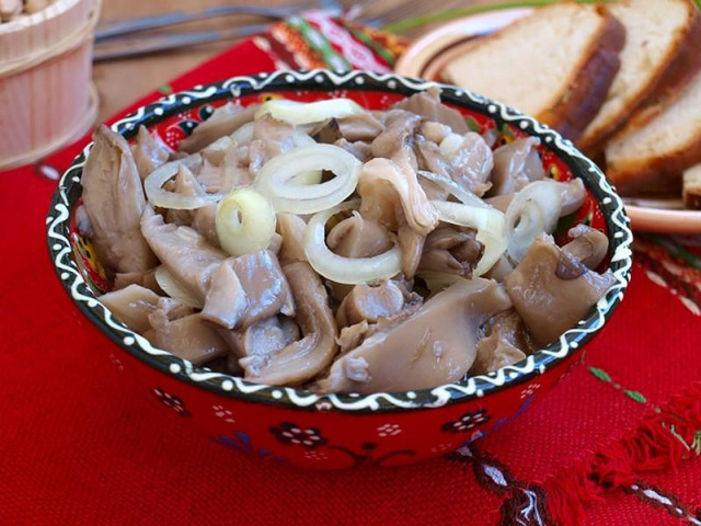 Pickled oyster mushrooms with onions