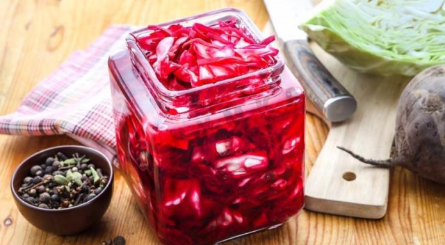 Pickled cabbage with beetroot in Georgian for winter