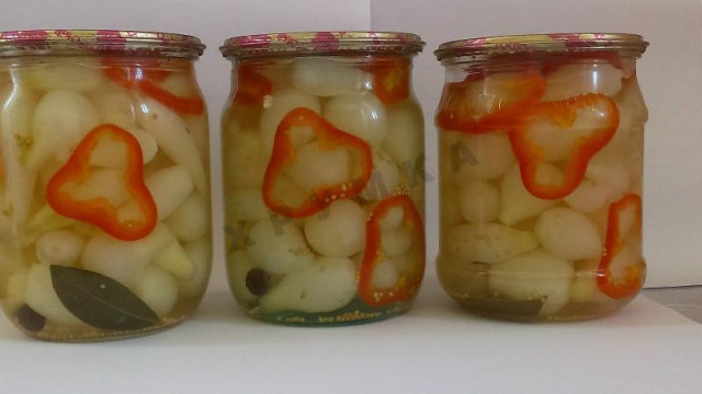 Sterilized pickled small onions