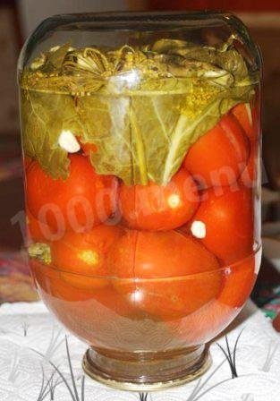 Canned pickled tomatoes with garlic for winter