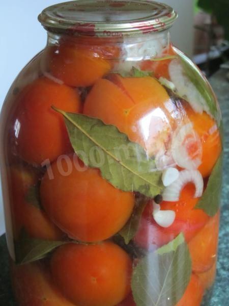 Canned pickled tomatoes with garlic for winter