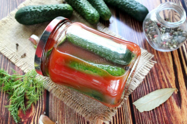 Cucumbers in tomato filling with garlic for winter