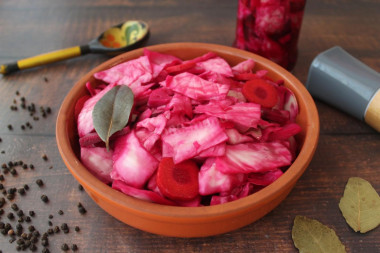 Spicy cabbage for winter with beetroot