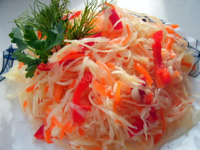 Daily cabbage with carrots and garlic