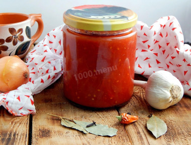 Tomato sauce with onions for winter