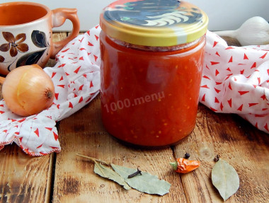 Tomato sauce with onions for winter