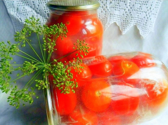 Tomatoes in the snow with garlic for winter