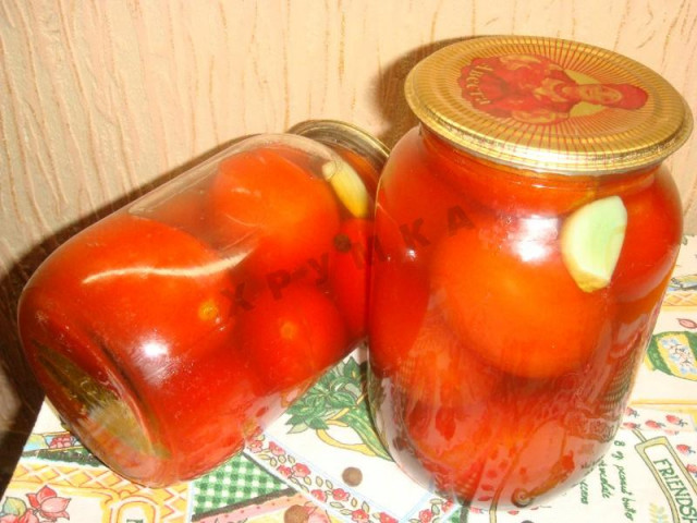 Tomatoes in apple juice for winter