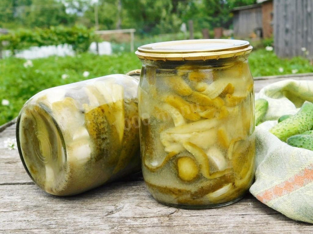 Cucumbers with mustard powder for winter