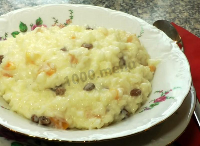 Rice porridge with raisins and milk