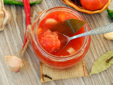 Tomatoes in tomato paste with garlic