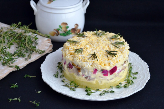 Salad with turkey and mushrooms