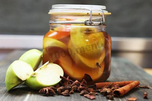Apples in wine vinegar with maple syrup for winter in jars