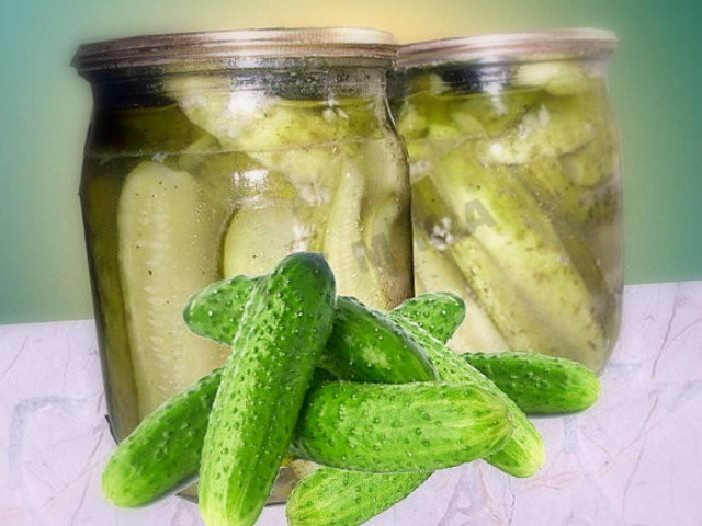 Cucumbers with garlic and mustard powder for winter
