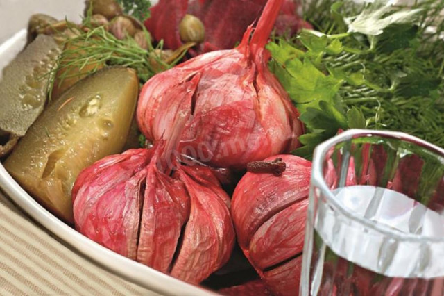 Garlic with beetroot in marinade with vinegar and cloves for winter