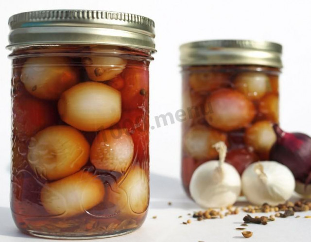 Onions in jars for winter in apple cider vinegar