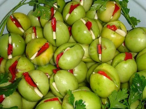 Green tomatoes with garlic and hot pepper for winter in jars