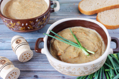 Chicken liver puree soup with potatoes