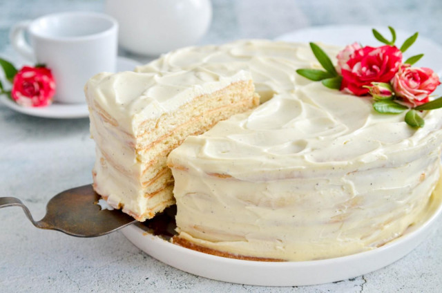 Sour cream cake in a frying pan