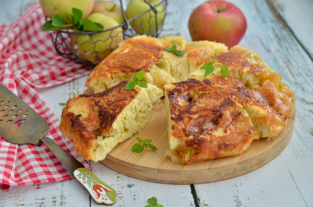 Apple pie in a frying pan without an oven