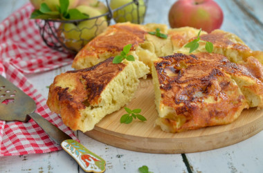 Apple pie in a frying pan without an oven