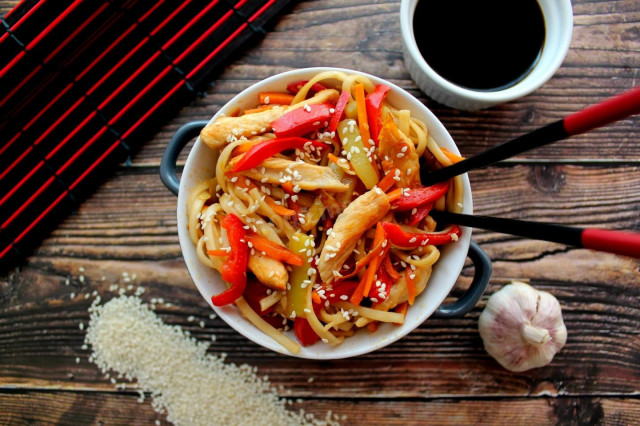 Udon with chicken and vegetables