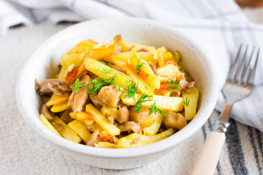 Oyster mushrooms with fried potatoes