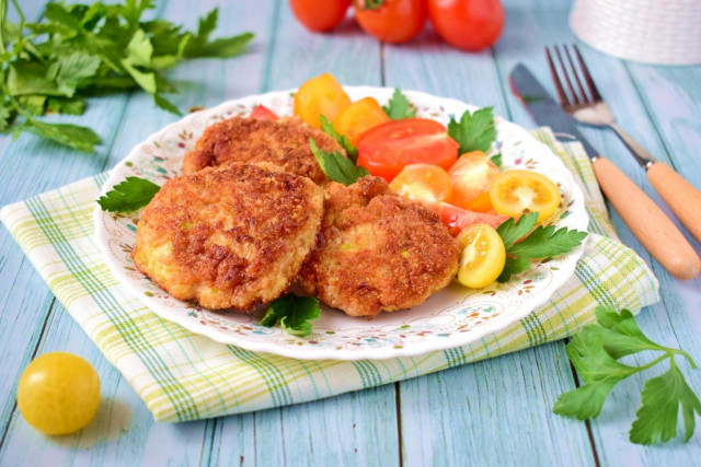 Chicken cutlets with zucchini